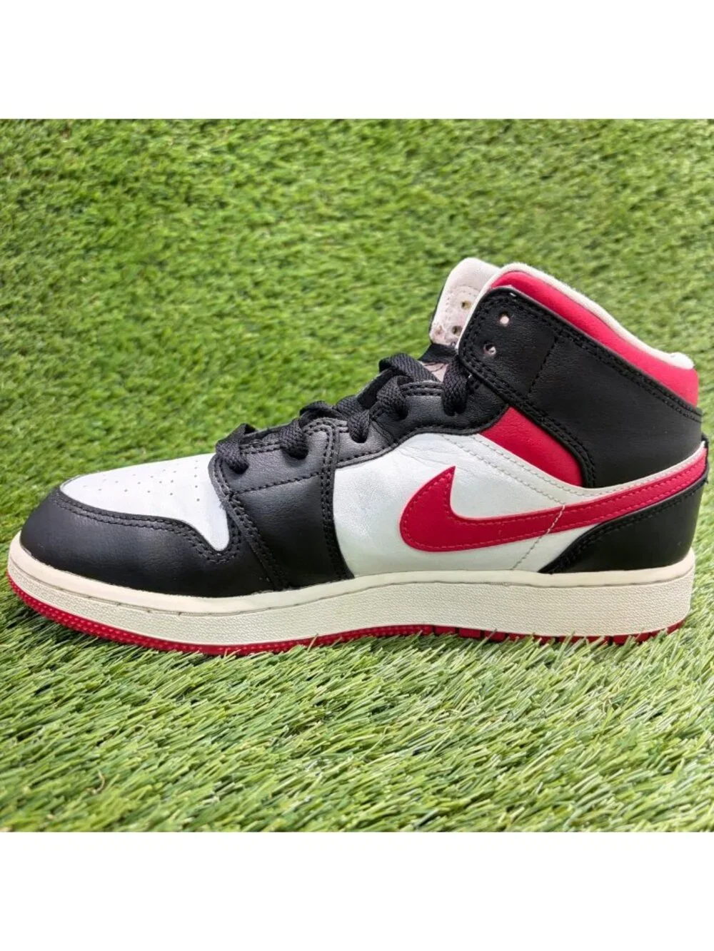 Nike Air Jordan 1 Mid Very Berry Boys Size 6.5Y Black Basketball Shoes Sneakers